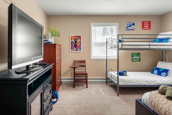 Მე-4 საძინებელში არის ორადგილიანი ორსართულიანი საწოლი და ორადგილიანი ერთადგილიანი საწოლი.