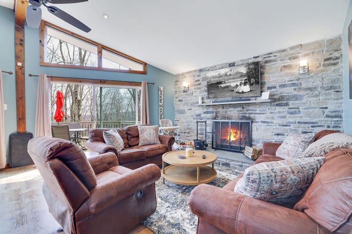 Lakeview Escape With Hot Tub, Lake, & Ski - Pocono Lake, PA
