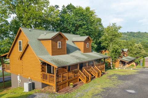 11BR Retreat | 2 Cabins | Walk to WJ | Sleeps 27