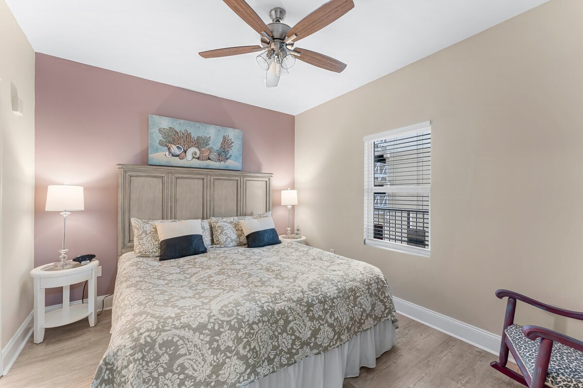 主卧配备加大双人床、套内卫生间和平板电视