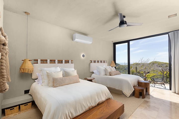 Camas dobles, decoración moderna y todo lo necesario para una estancia tranquila.