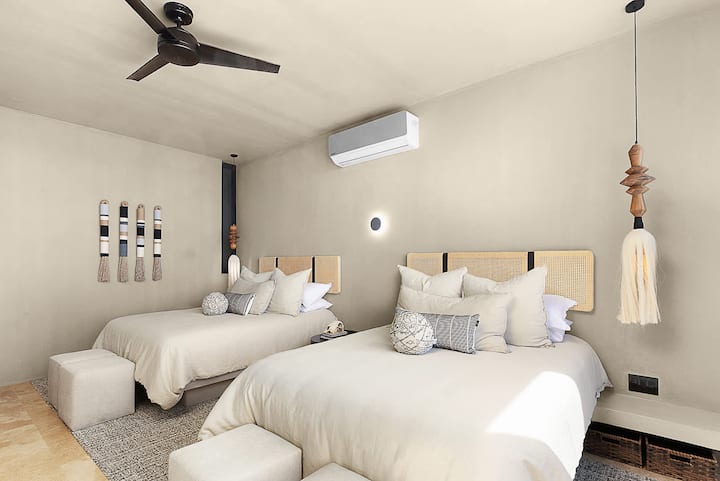 Ropa de cama y almohadas de lujo para una noche de sueño perfecto.