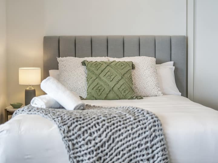 在奢华舒适的加大双人床上享受一夜好眠。