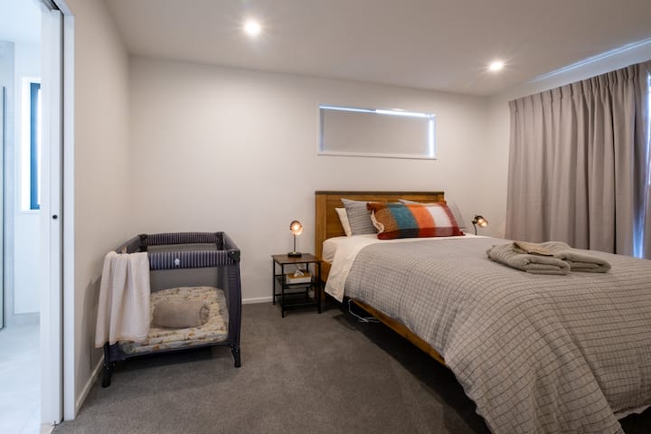 Chumba kikuu cha kulala chenye kitanda kinachobebeka