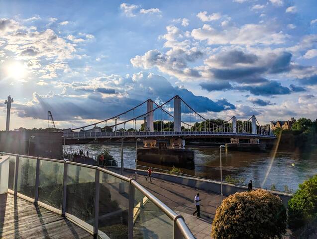 Chelsea Bridge Riverfront Two Bedroom Estatesmen gallery image 5