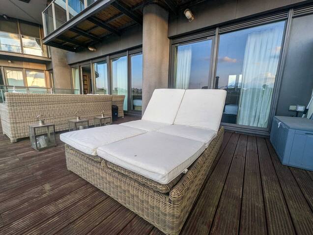 Chelsea Bridge Riverfront Two Bedroom Estatesmen gallery image 2