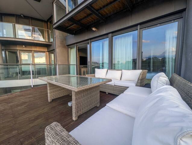 Chelsea Bridge Riverfront Two Bedroom Estatesmen gallery image 4