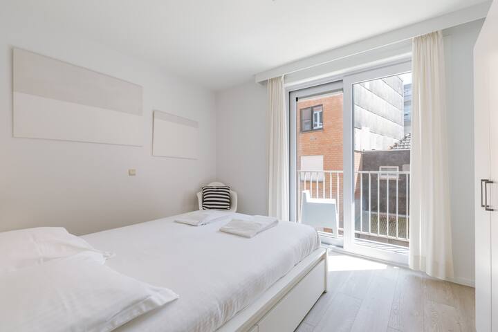 Dhomë gjumi me akses në ballkon