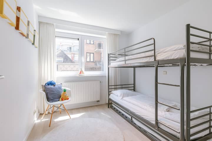 Dhomë me krevat marinari me dritë natyrale

