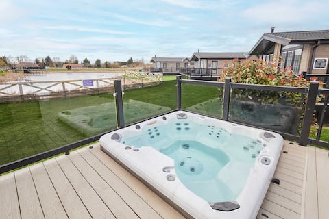 Luxury Lakeside Chalet With Sunken Hot Tub