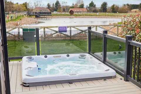 Luxury Lakeside Chalet With Sunken Hot Tub