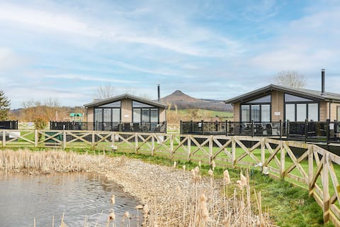 Deluxe Lakeside Chalet With Private Hot Tub