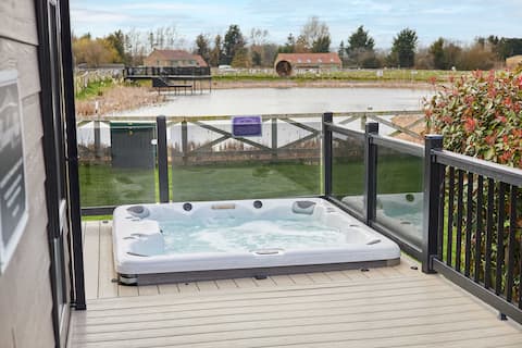 Deluxe Lakeside Chalet With Private Hot Tub