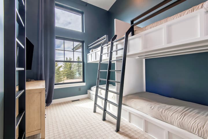 Ndërtuar në krevate marinari në një dhomë marinari