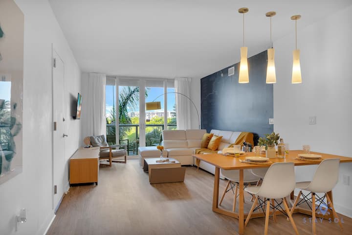Spectacular 2br Apt W/ Private Balcony + Pool - Hallandale Beach, FL