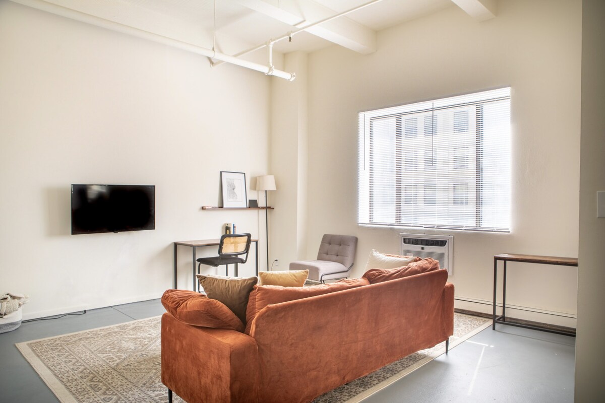 Priestranná obývacia izba s vyhradeným pracovným priestorom