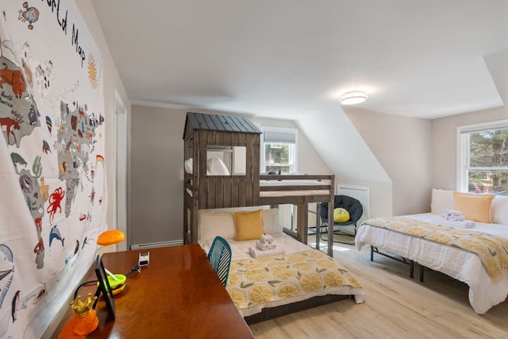 Спална соба 6 (2 брачни кревета и 1 единечен кревет))