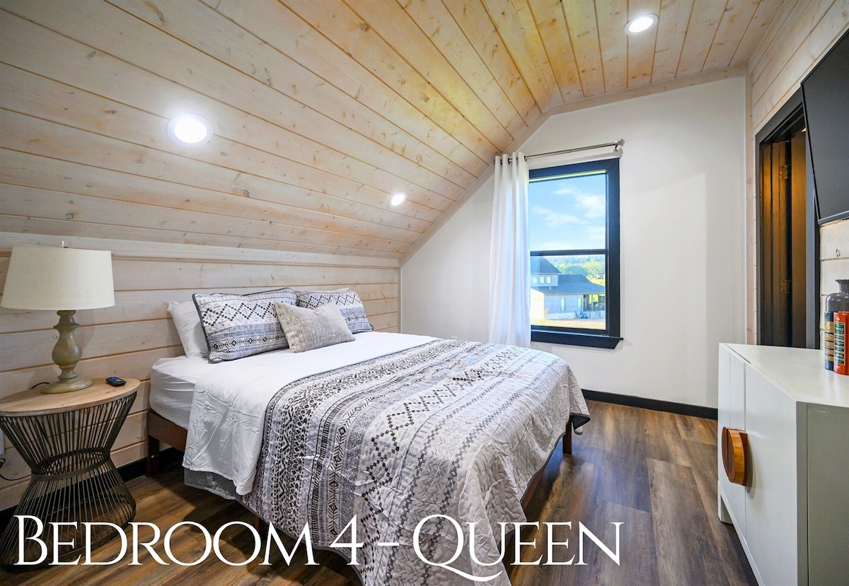 Მე-4 საძინებელში არის კომფორტული ორადგილიანი საწოლი, ხის ჭერი და დიდი ფანჯრები, რომლებიც გარე სივრცეს სძენს.