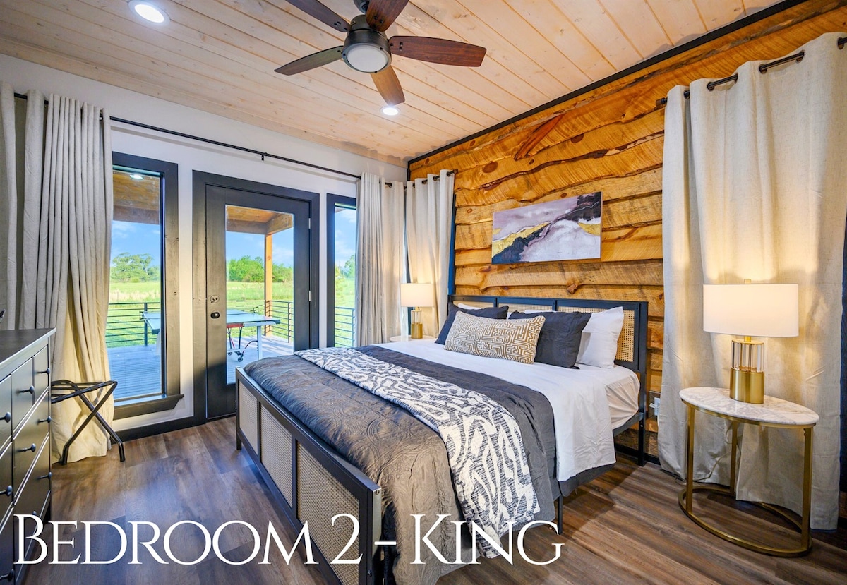 Საძინებელი 2 გთავაზობთ კიდევ ერთ განსაცვიფრებელ აპარტამენტს, რომელიც აღჭურვილია პლუშის თეთრეულით, მყუდრო ტექსტურებითა და მშვიდი დასვენების გარემოთი, რომლის დატოვებაც რთულია.