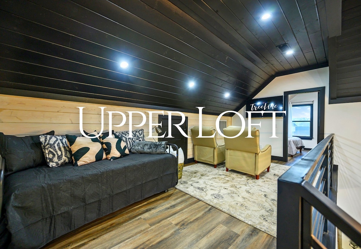 Ლოფტში არის ორადგილიანი საწოლი და მყუდრო სკამები — იდეალურია წასაკითხად, გასართობად ან თქვენი ჯგუფისთვის ძილის მოქნილი ვარიანტების დასამატებლად.