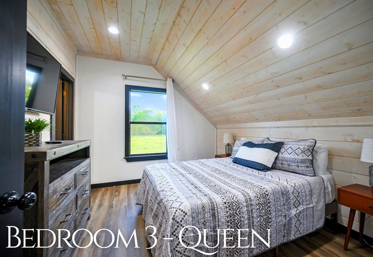 Საძინებელი 3 გთავაზობთ მყუდრო აპარტამენტს, საიდანაც იშლება ბუნებრივი ხედები, რბილი თეთრეული და სასიამოვნო ატმოსფერო, რომელიც ტკბილ ოცნებებს გპირდებათ.