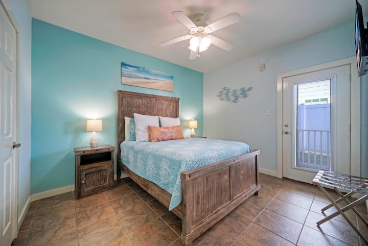 El dormitorio 2 cuenta con una cama tamaño queen, TV y un baño privado (Unidad 109).