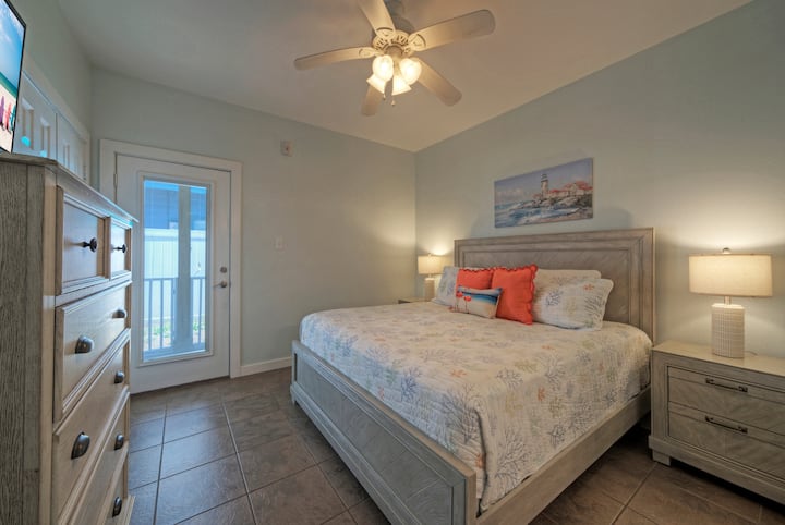 El dormitorio principal cuenta con una cama tamaño king y baño privado. (Unidad 107)
