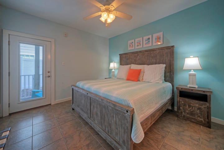 El dormitorio principal cuenta con una cama tamaño king, TV y un baño privado. (Unidad 109)