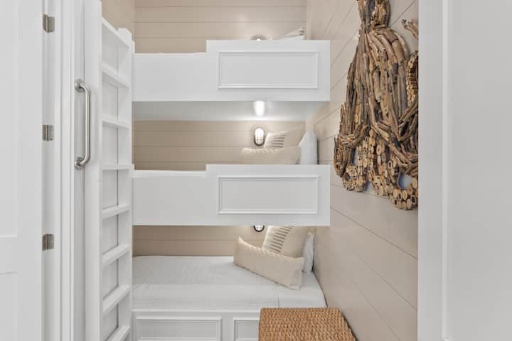 El dormitorio 6 cuenta con una litera doble triple.