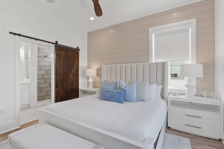 El dormitorio 2 cuenta con una cama tamaño king y un baño privado.