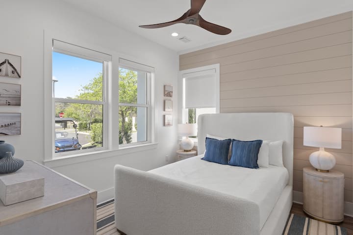 El dormitorio 4 cuenta con una cama tamaño queen y un baño privado.