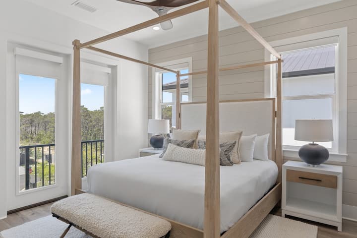 El dormitorio principal cuenta con una cama tamaño king, TV y baño privado.