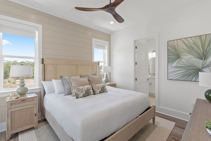 El dormitorio 3 cuenta con una cama tamaño king y baño privado.