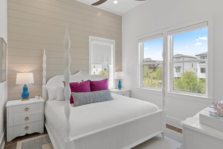 El dormitorio 5 cuenta con una cama tamaño queen y un baño privado.