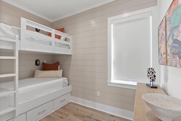 El dormitorio 7 cuenta con una litera doble sobre una litera.