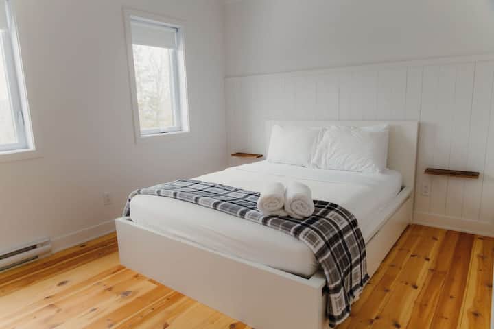 ห้องนอนใหญ่ - เตียงควีนไซส์