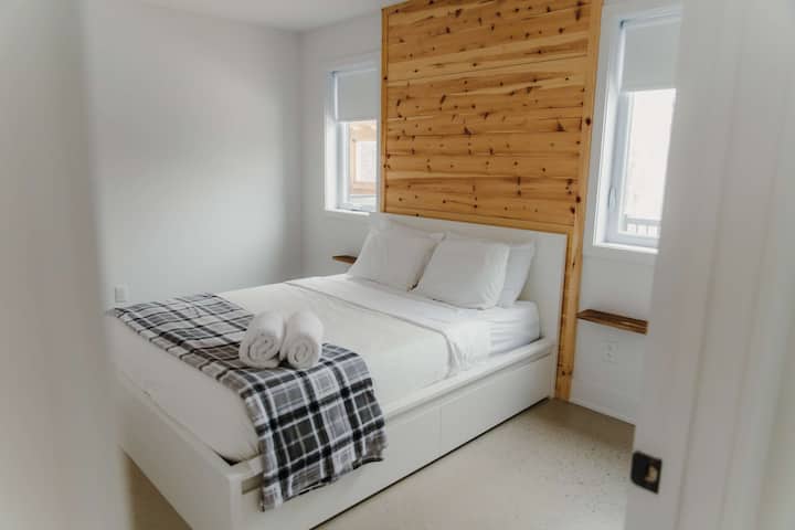 ห้องนอนชั้น 1 - เตียงควีนไซส์