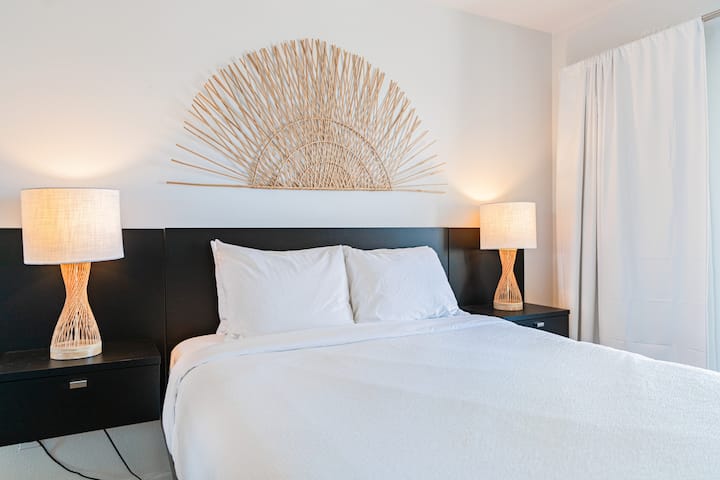 El dormitorio principal cuenta con una cama tamaño queen, TV y acceso al balcón. (Cayucan Bungalow 231)