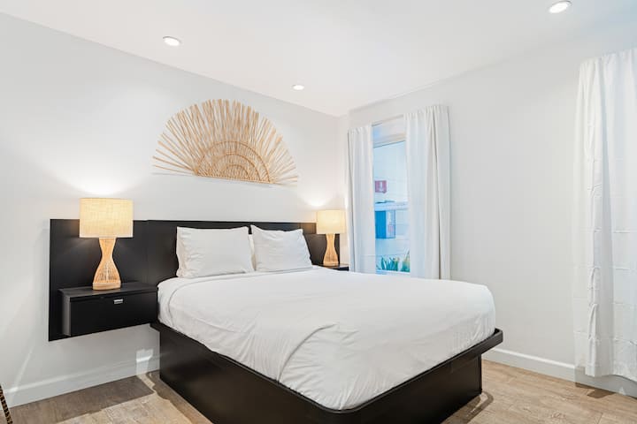 El dormitorio 2 cuenta con una cama tamaño queen y TV. (Cayucan Bungalow 231)