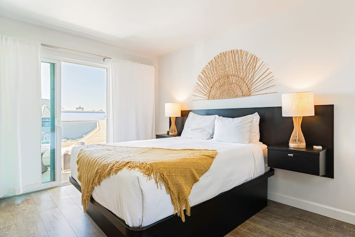 El dormitorio principal cuenta con una cama tamaño queen. (Bungalow Cayucan 230)