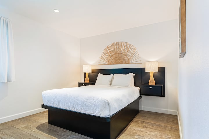 El dormitorio 2 cuenta con una cama completa. (Cayucan Bungalow 230)