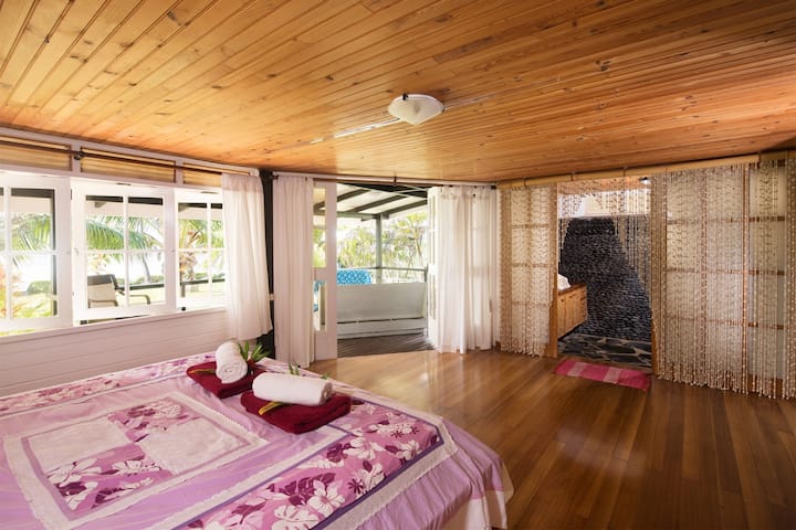 Amplio dormitorio en la Villa Sundara Soul, disfruta de Moorea, laguna, bosque tropical, playas