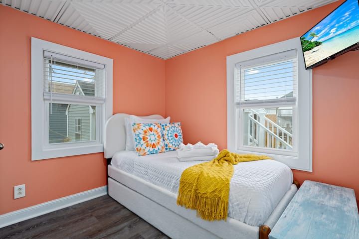 Spálňa č.2, na 1. poschodí, s oddelenou posteľou A vysúvacou oddelenou posteľou (celkovo pre 2 osoby)
