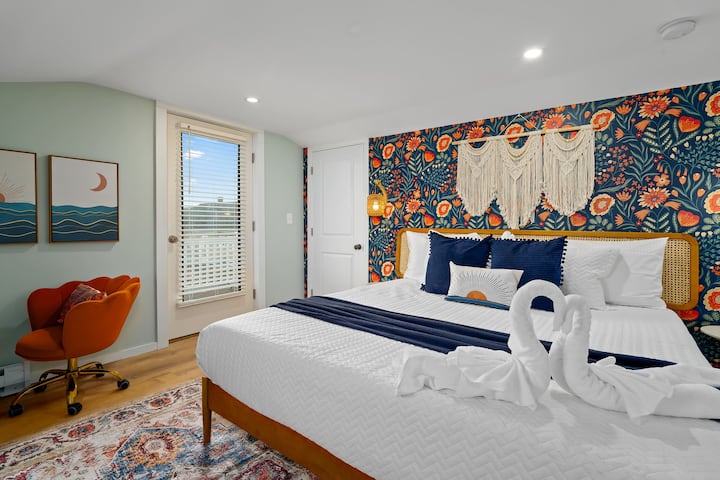 Spálňa č.3 (3. poschodie) s manželskou posteľou King, plochou inteligentnou televíziou, pracovným stolom z domu a balkónom s výhľadom na oceán.
