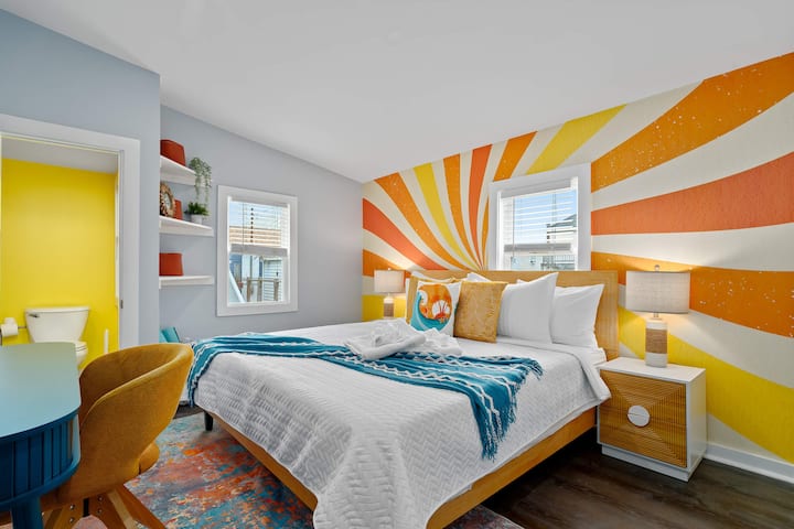 Primárna spálňa č.1 na 1. poschodí s manželskou posteľou King, inteligentnou televíziou, šatníkom a pracovným stolom
