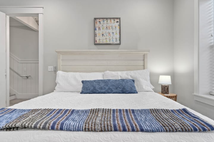 تحتوي غرفة النوم 2 على سرير كينج وتلفزيون وحمام داخلي. (الطابق الأول)
