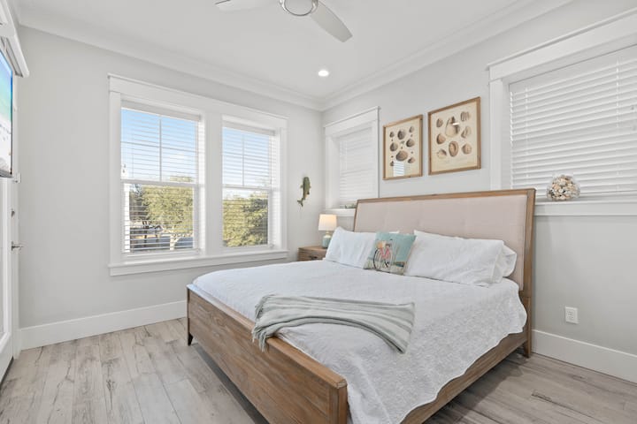 تحتوي غرفة النوم الثالثة على سرير كينج وتلفزيون. (الطابق الثاني)
