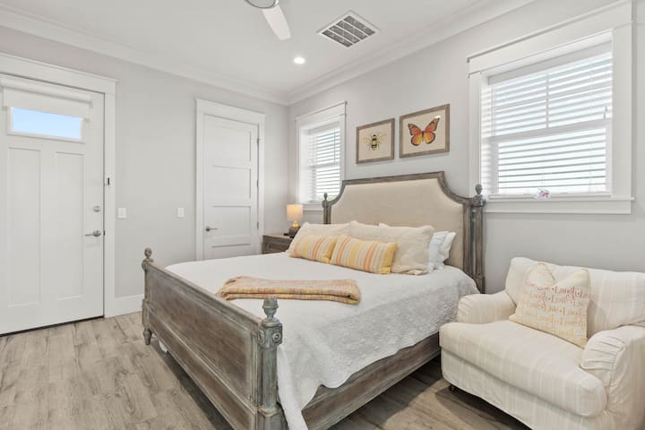 تحتوي غرفة النوم 4 على سرير كينج وتلفزيون. (الطابق الثالث)
