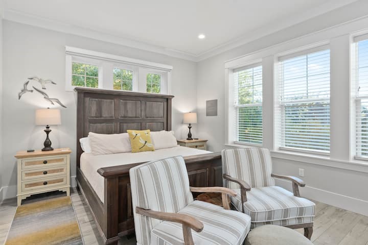 تحتوي غرفة النوم الرئيسية على سرير كينج وتلفزيون وحمام داخلي. (الطابق الأول)
