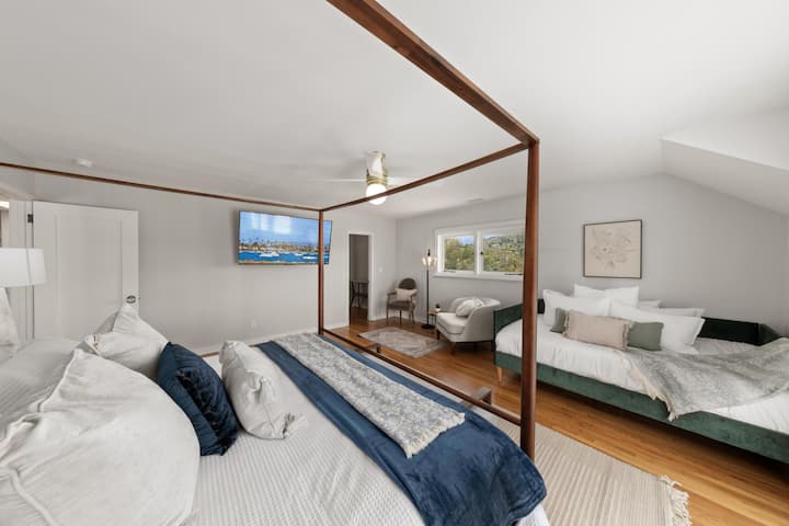 Tu propio refugio privado con una cama tamaño king, sofá cama completo y mucha luz natural.